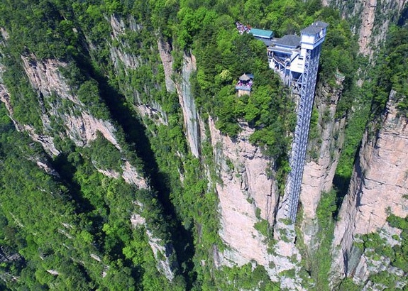 张家界的百龙天梯,以"最高户外电梯" 载入吉尼斯世界纪录