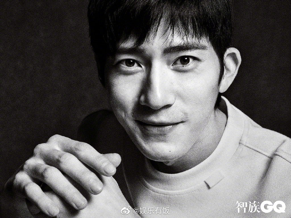 智族gq推出了男星黑白大头照系列