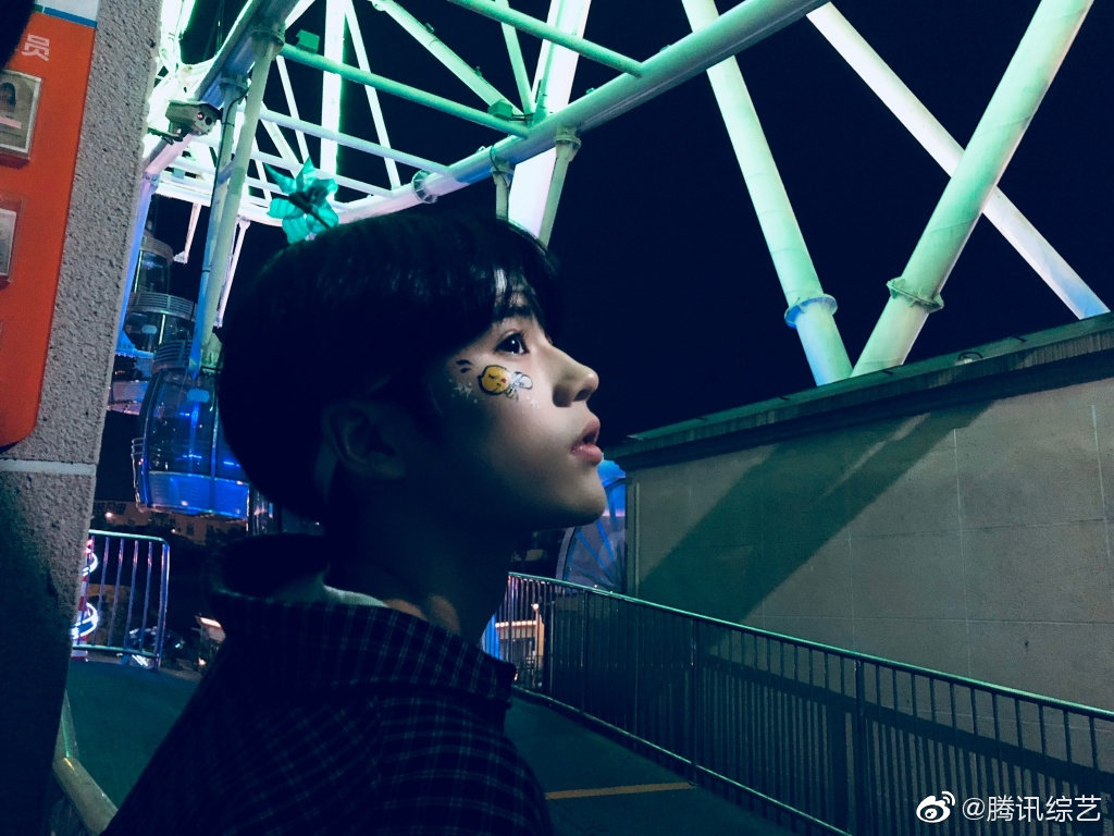 少年的眼里有温柔的清风看似冷酷 实则温暖如朝阳迈向人生新的一年