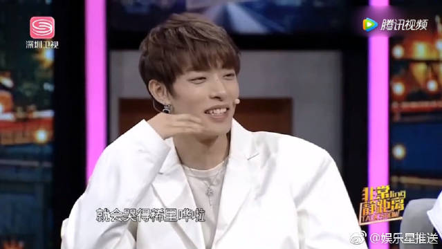 【快乐大本营】彭昱畅假发片意外脱落 彭彭真