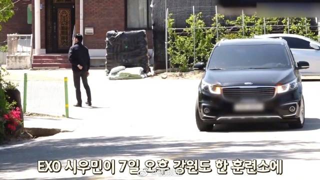 不到2秒就ko啦 为您推荐: 一群恶棍当街殴打百姓,不料后车下来一人