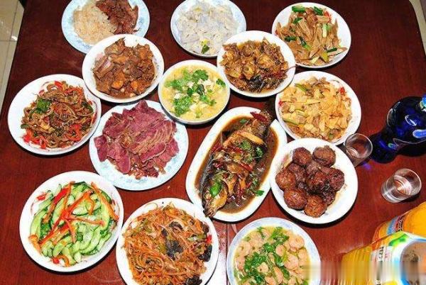 同样是年夜饭,看完80年代,再来看现在,网友:越来越敷衍!