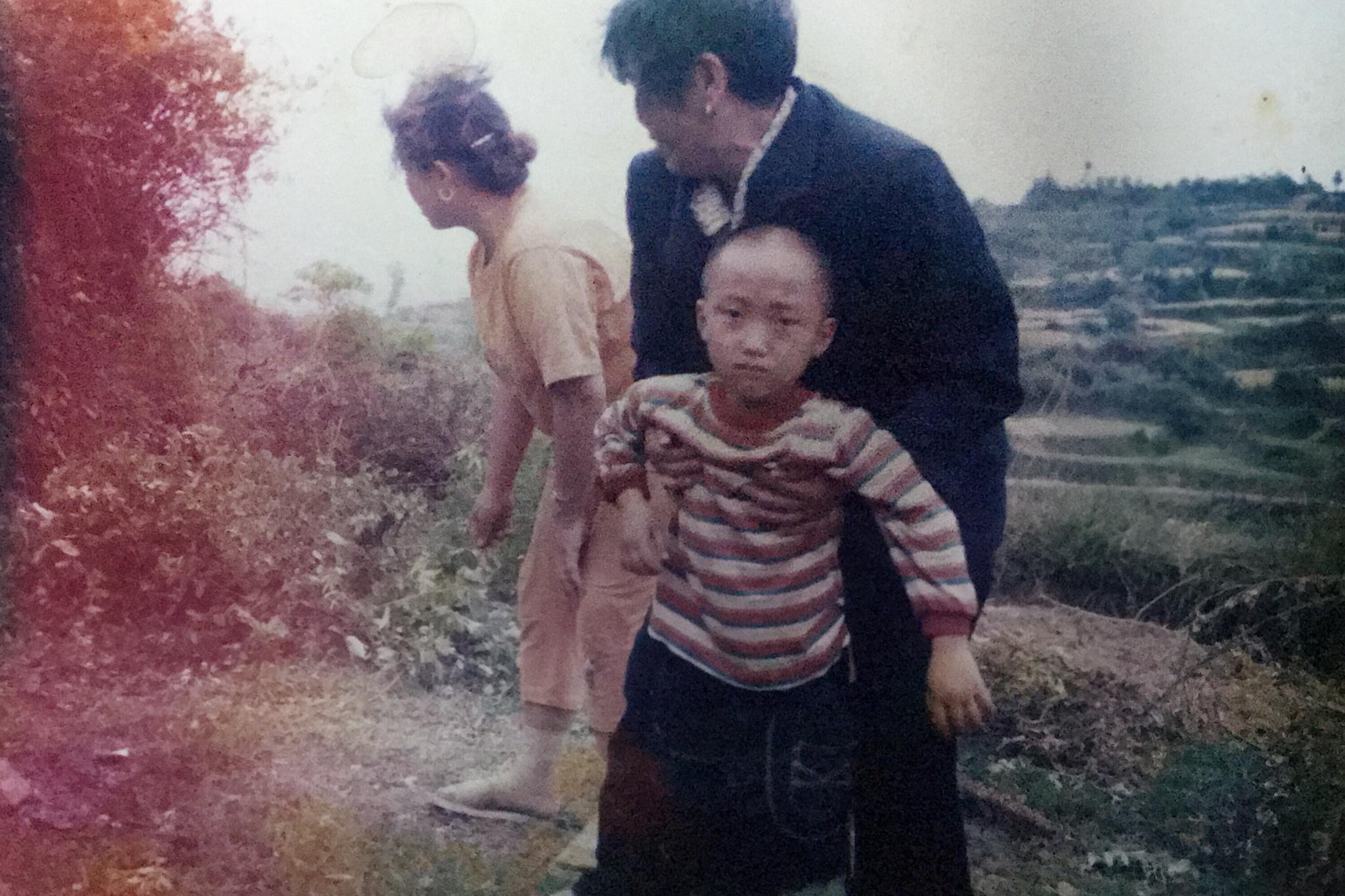 那个年代终究没有那么宽裕，但是生活是新鲜多彩，笑容是灿烂走心