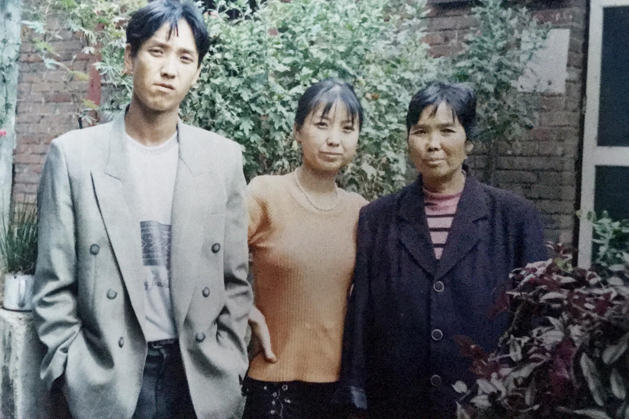 那个年代终究没有那么宽裕，但是生活是新鲜多彩，笑容是灿烂走心