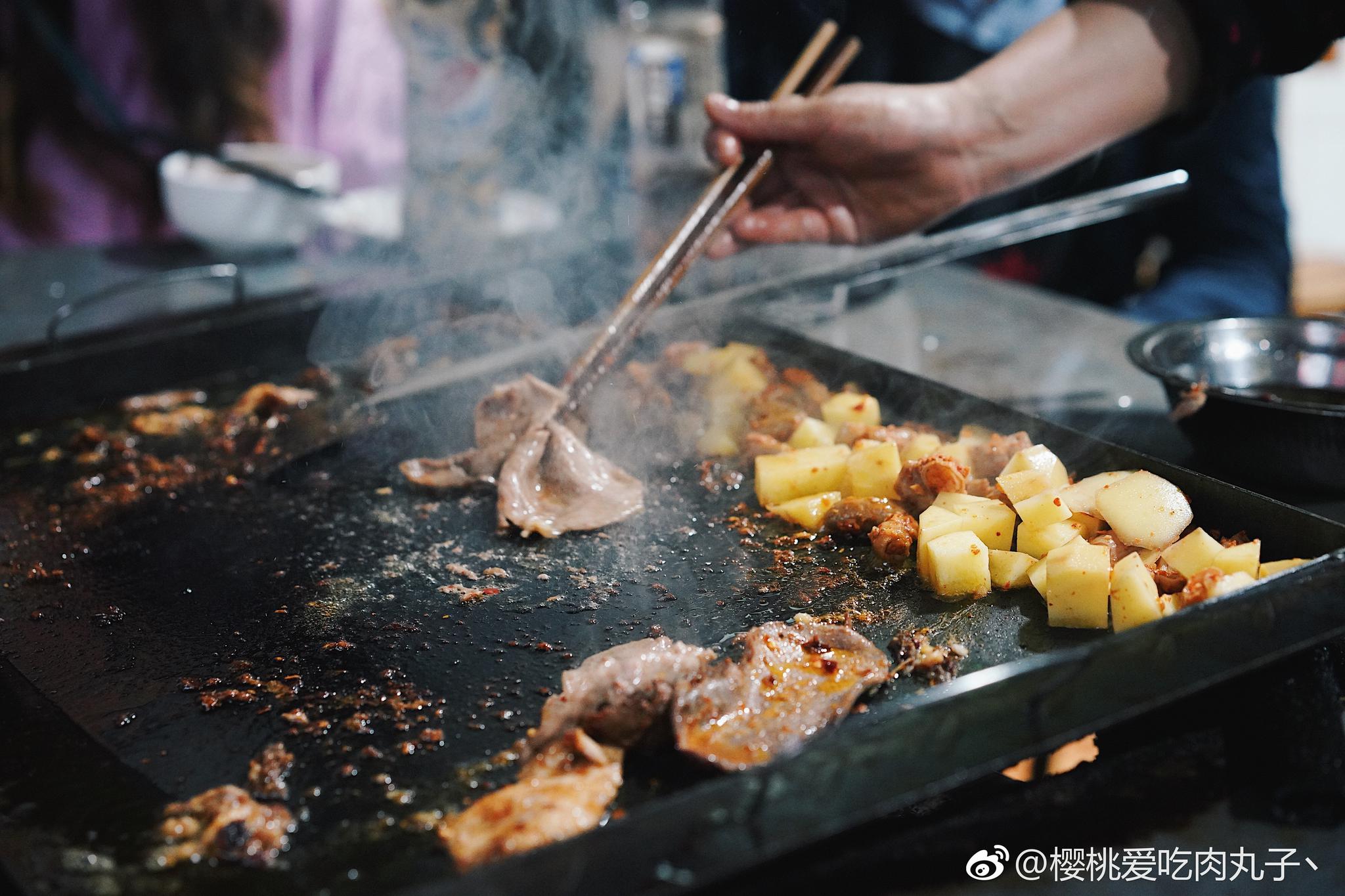 号称“中国第一烧”的石棉烧烤，为什么这么受欢迎，答案就在这里！_黄果