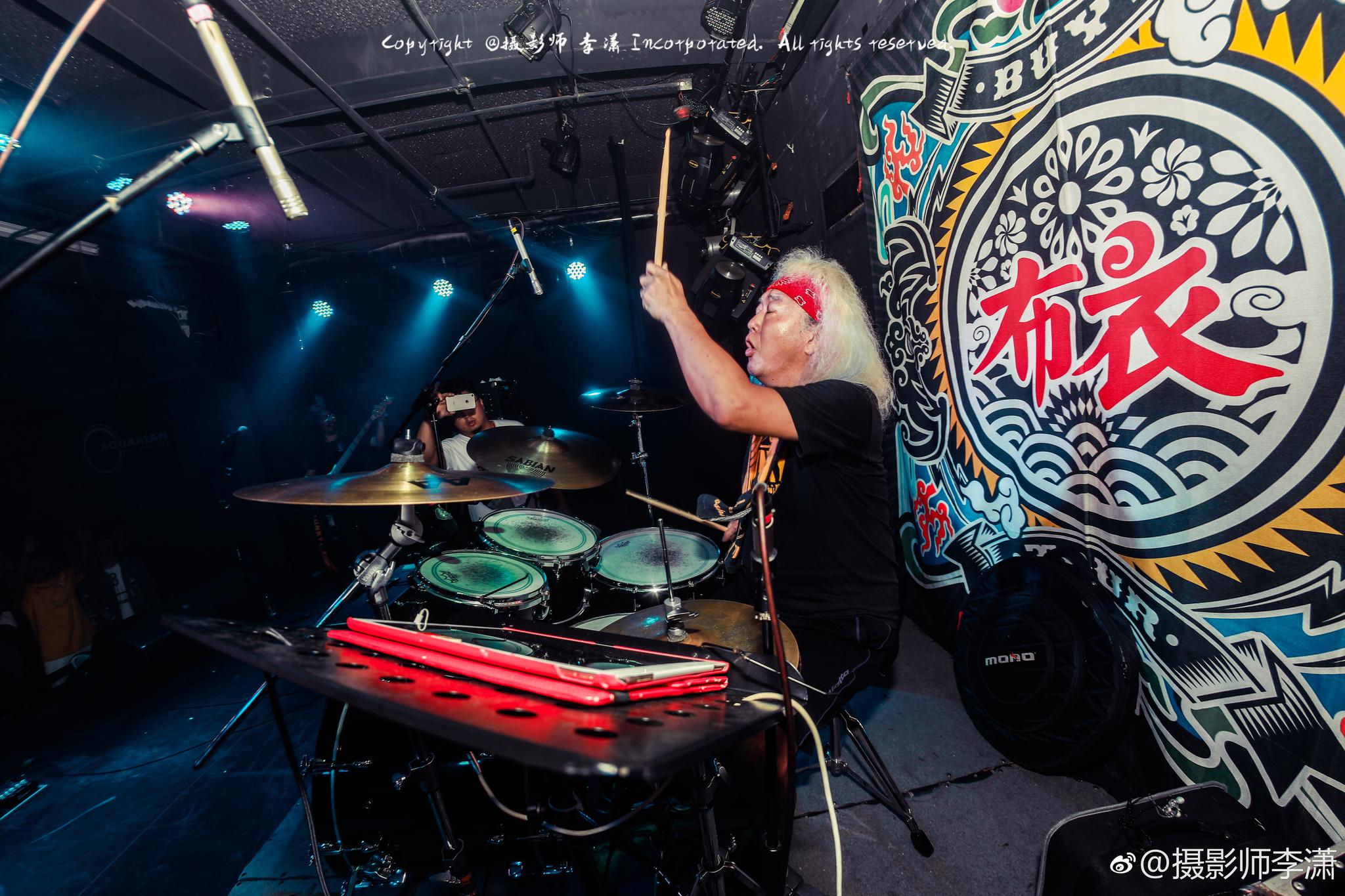 布衣乐队全国巡演合肥站,唱了《罗马表》,听了《三峰》《丢》满足了.