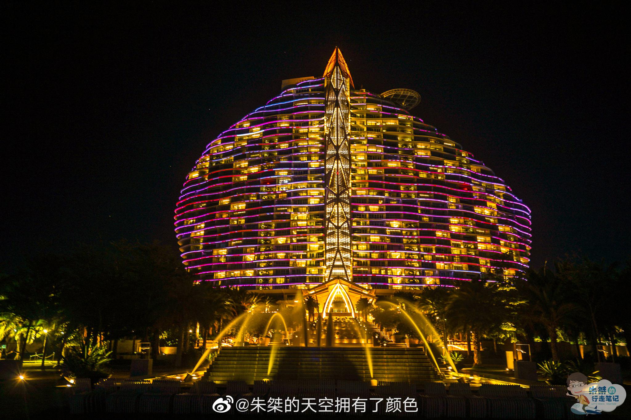 三亚的夜海棠湾宛若撑起了一幅巨大的彩色风帆在夜空下绚丽缤纷