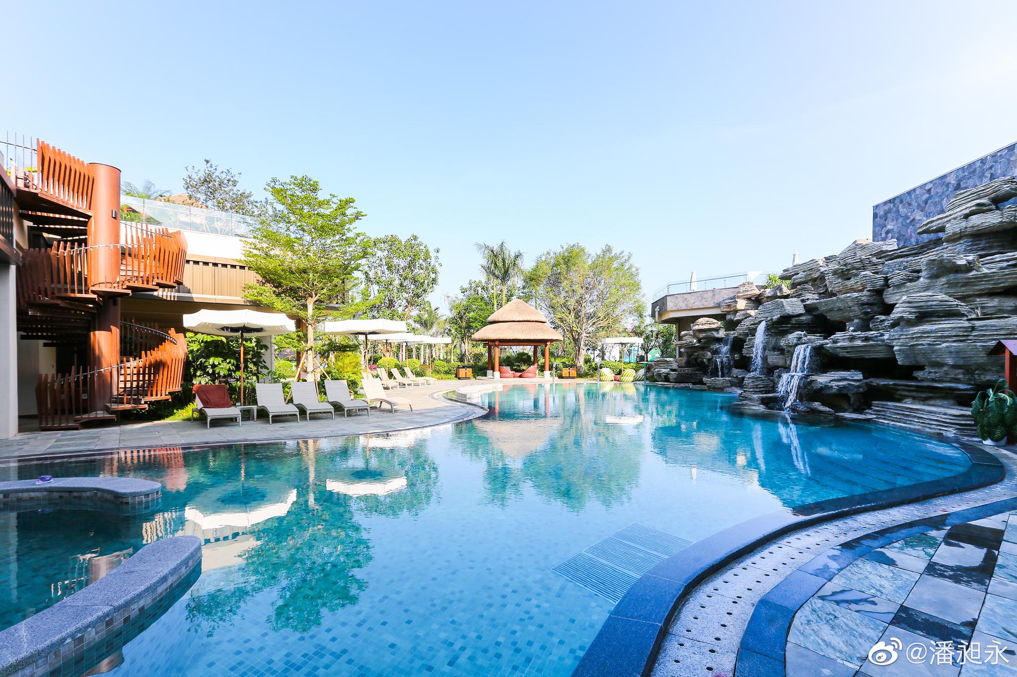 酒店坐落在海南著名的温泉之乡——琼海官塘,以清新自然,彰显国际风范