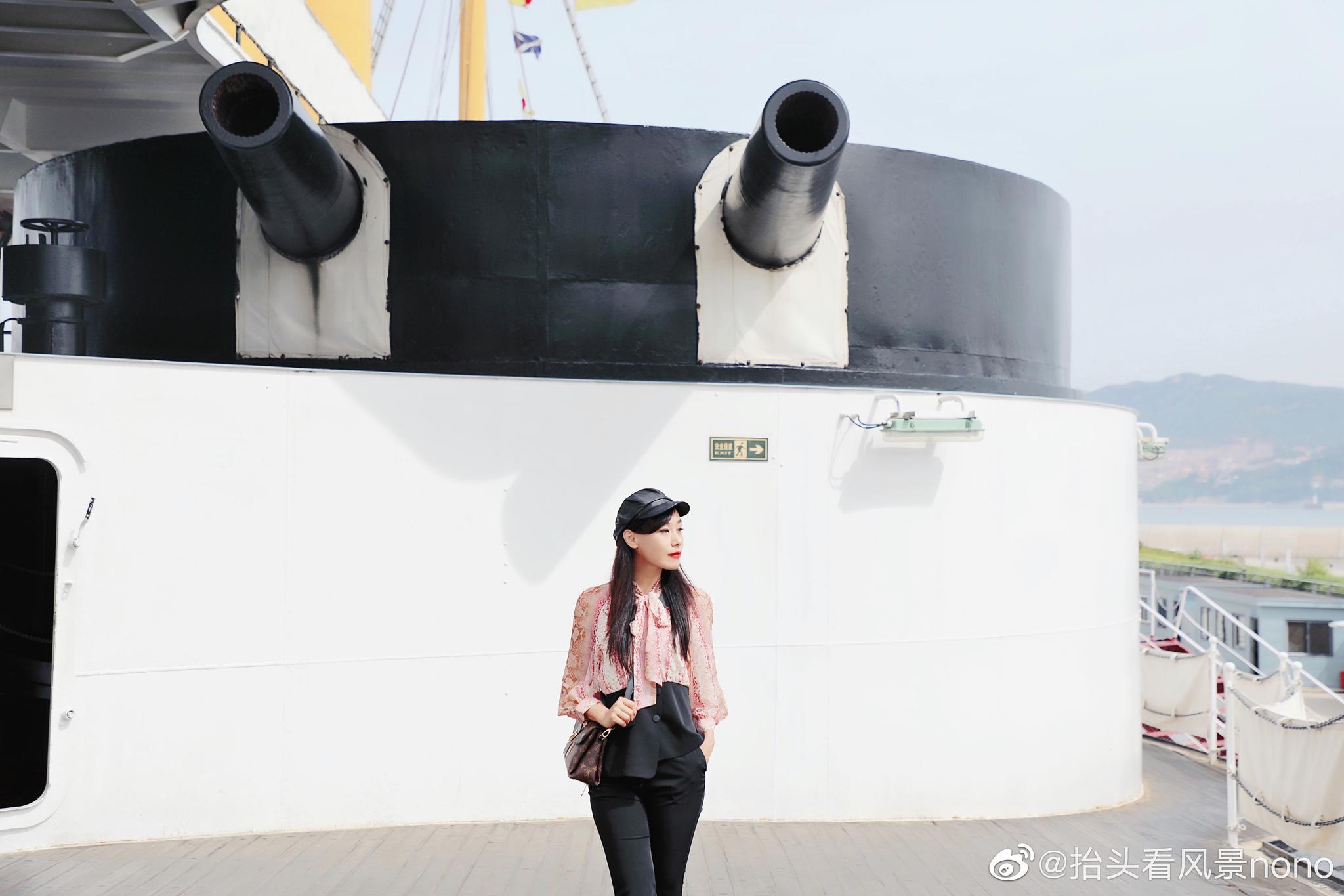 登上停在威海湾畔的原貌复制再现的北洋水师旗舰“定远号”|定远舰_新浪新闻
