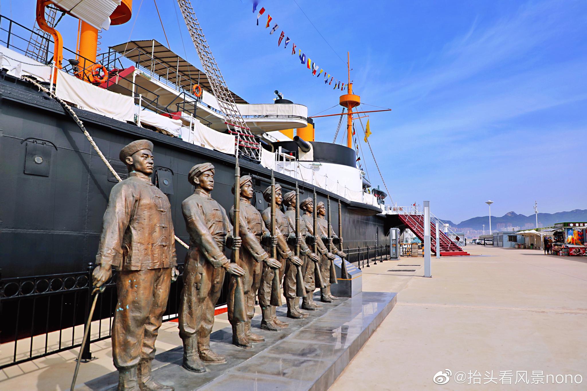 登上停在威海湾畔的原貌复制再现的北洋水师旗舰"定远号"