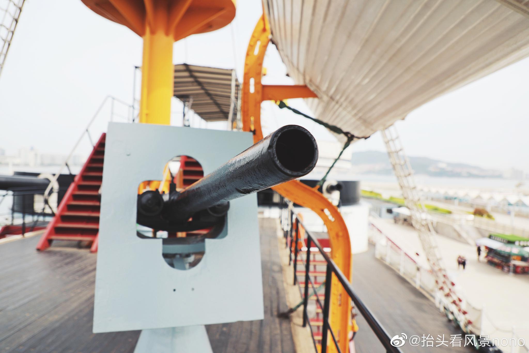 登上停在威海湾畔的原貌复制再现的北洋水师旗舰“定远号”|定远舰_新浪新闻