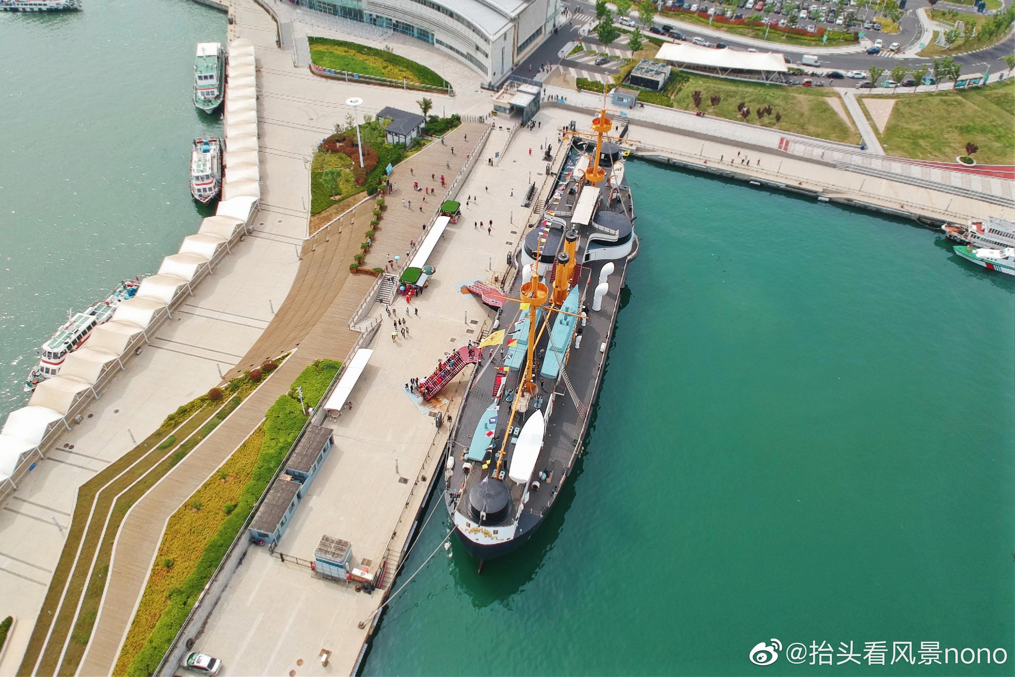 登上停在威海湾畔的原貌复制再现的北洋水师旗舰“定远号”|定远号|定远舰|威海湾_新浪新闻