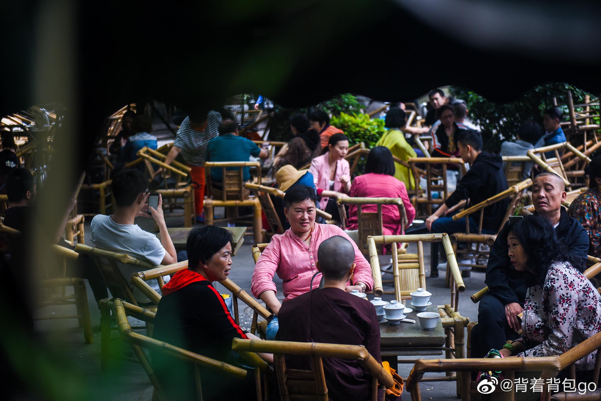 茶馆内任然和上次一样人声鼎沸,可能这就是属于成都人生活的一种吧