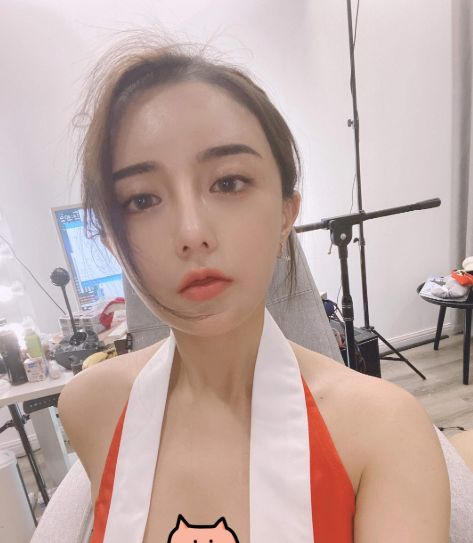 古阿扎脸部僵硬,被质疑造假?网友:还是宝子啊看起来最真实