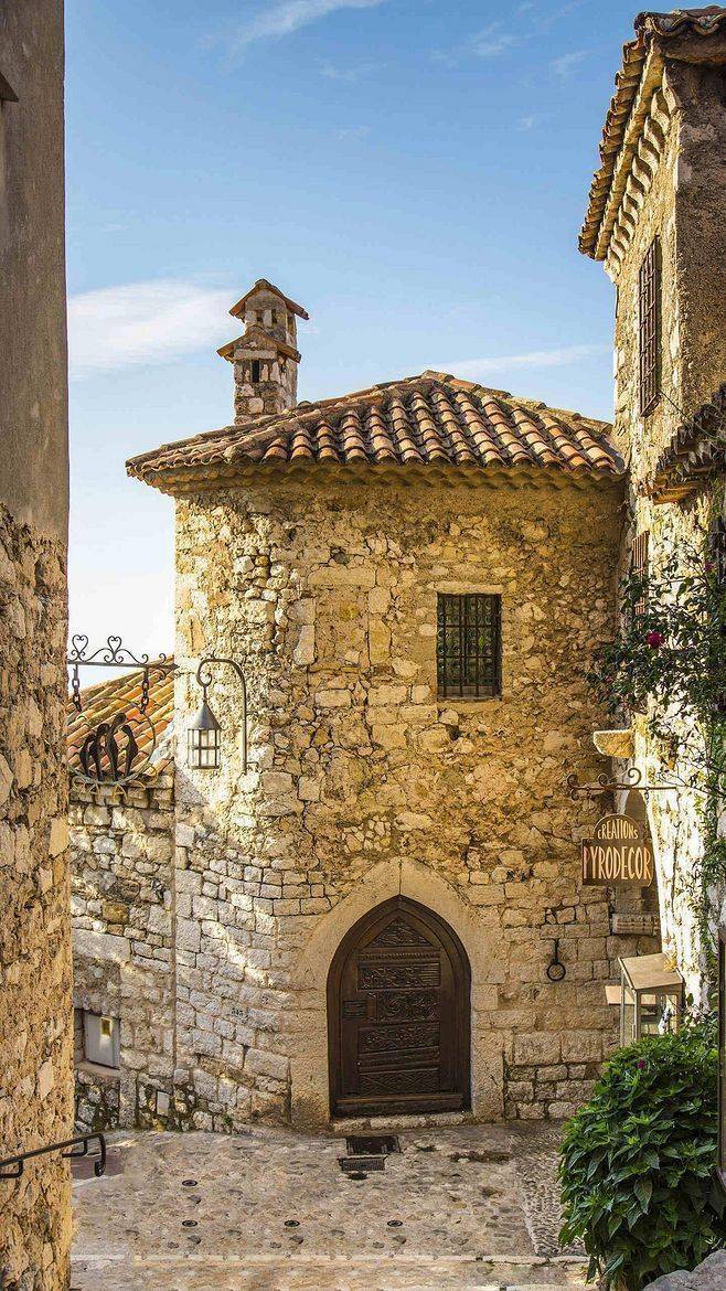 法国的埃兹小镇,完好保持着中世纪风貌,城墙,房屋等都是石头建成