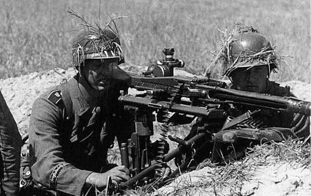 mg42机枪真的所向披靡?仍有严重不足,副射手需要携大量备用枪管
