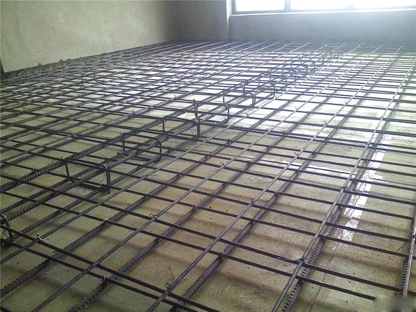 层高6米隔成小复式,师傅开槽植钢筋,我好担心!四周没梁不结实