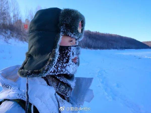 中国军人不分昼夜地守卫着祖国的边疆他们才是感动我们的人致敬