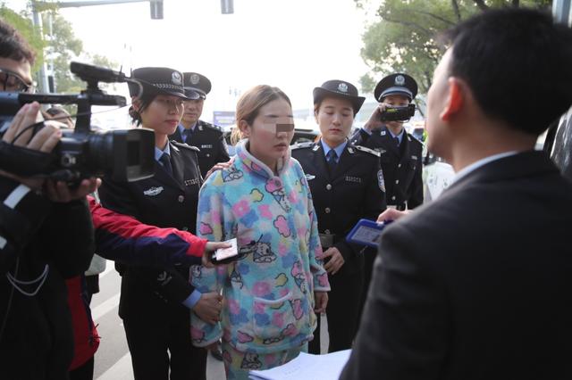 穿睡衣开路虎 女"老赖"当场被拘|黄岩|仙居|法院_新浪新闻