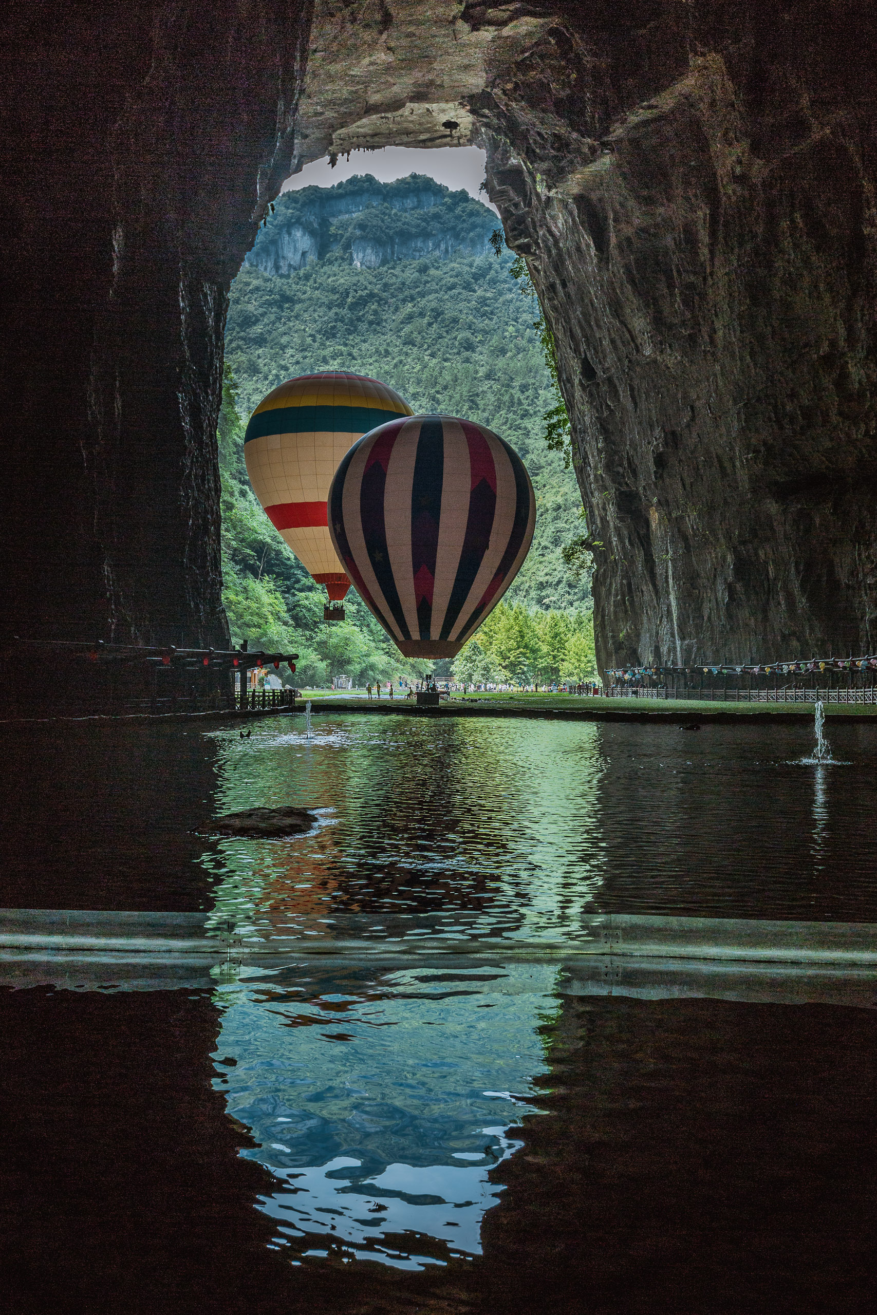 利川腾龙洞洞穴热气球想不想体验一下