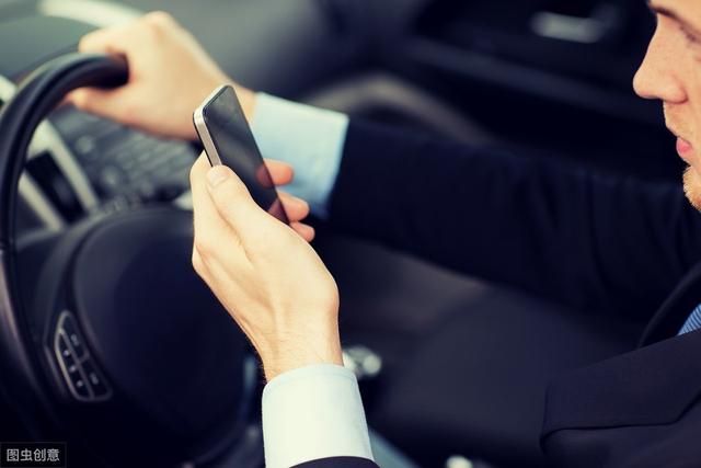 开车用手机导航被判违规，车主看完交规心服口服了