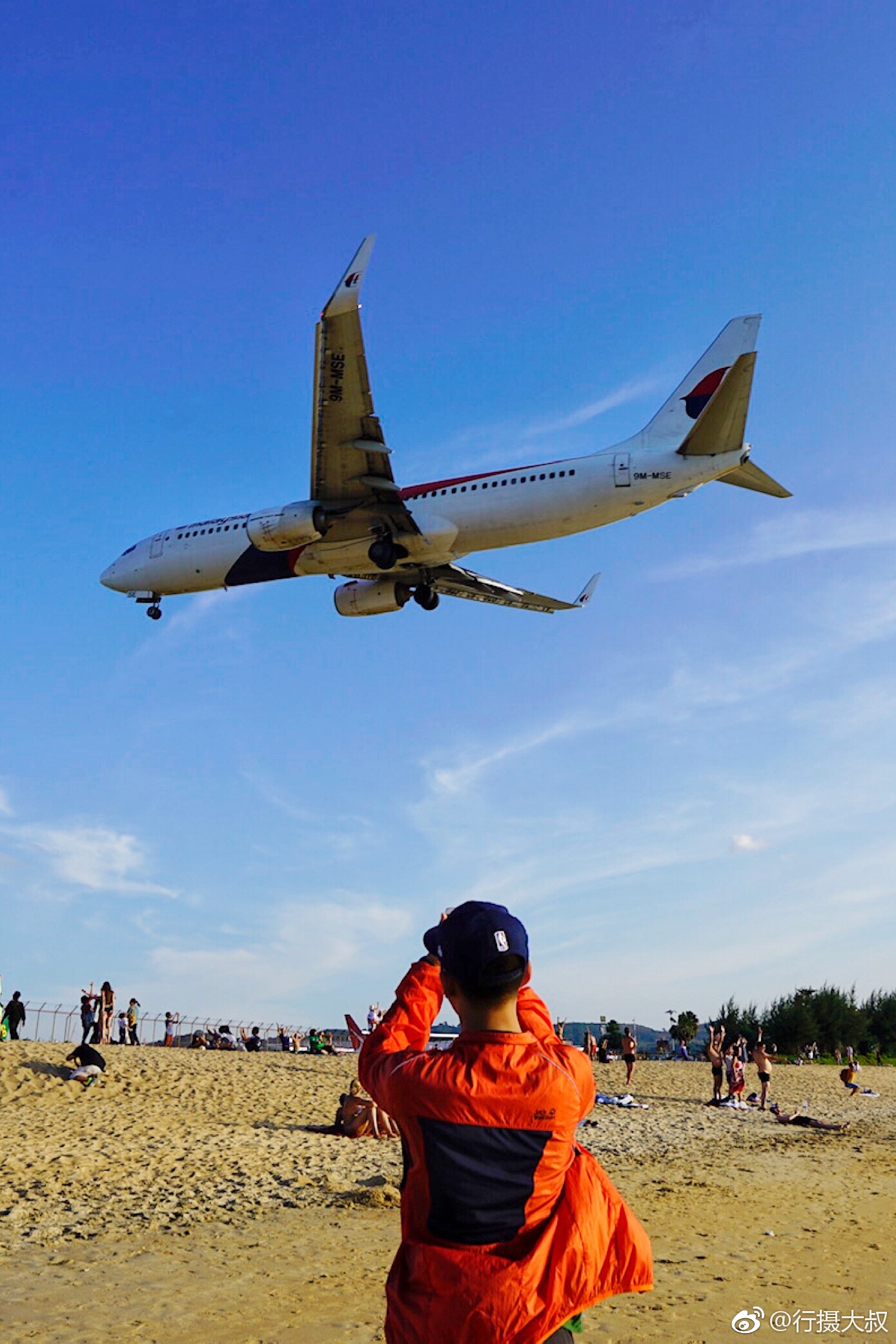 想感受飞机从头顶近距离飞过吗?如果你来泰国普吉鸟就一定不要错过
