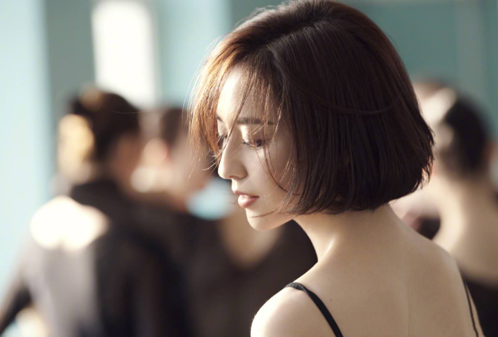 佟丽娅与母校学妹共舞露背黑天鹅封面写真太惊艳