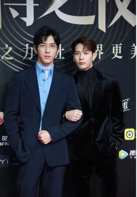 井柏然王嘉尔组“年糕组合”，UNINE现场发红包，这届爱豆超纲了