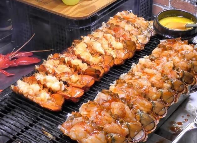 小哥哥卖高档小吃50元一个不准食客挑食客却排着长队买