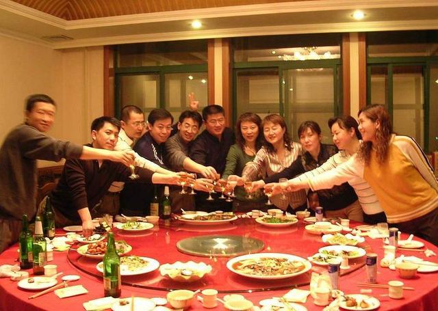 同学十周年聚会,结束后很多人开豪车走了,班长一番话说出了实情