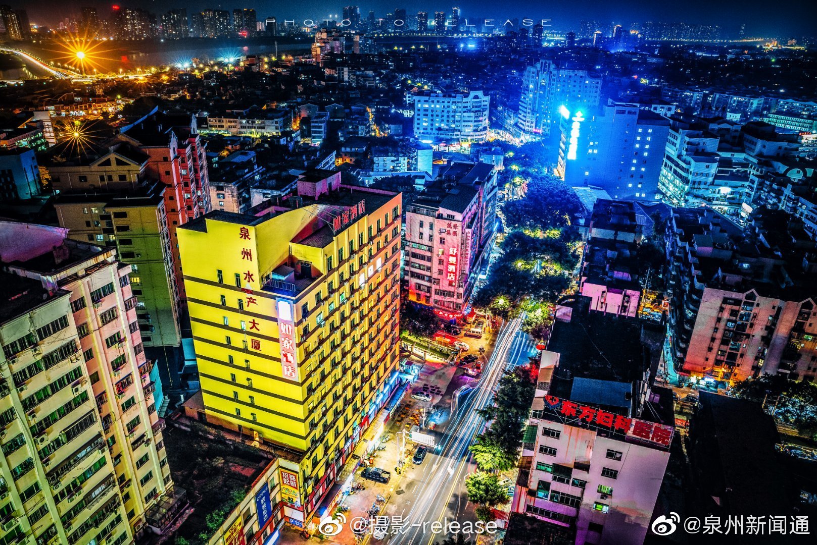 航拍下的泉州,霓虹闪烁,光影交错,仿佛一座不夜城.via:@摄影-relesee