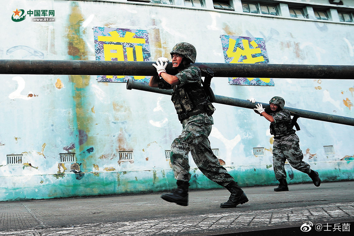 他和他的战友们是托举战场"大动脉"的钢铁脊梁