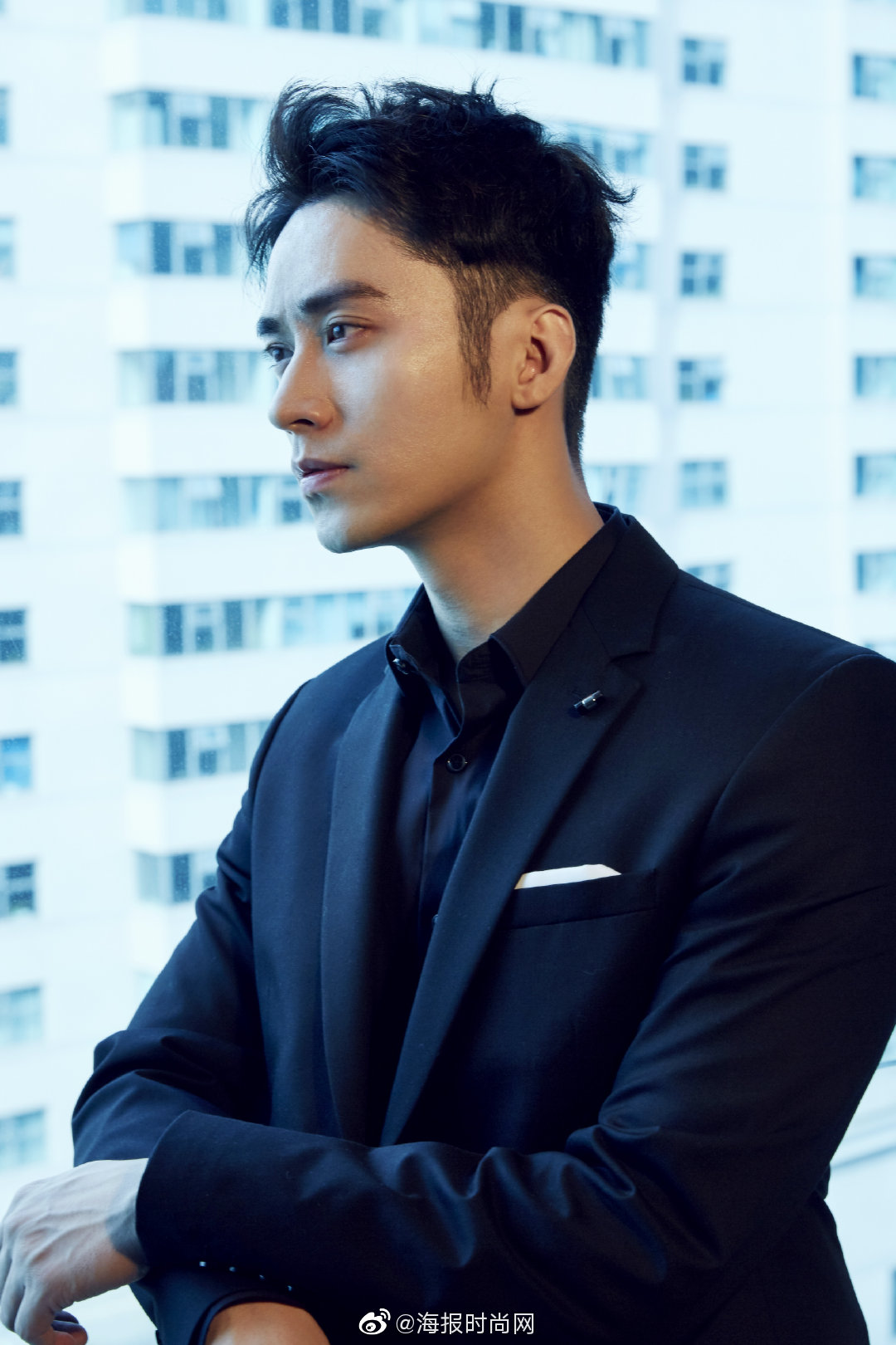 演员@王道铁_ 出席 .一袭黑色西装亮相,刚毅坚定展现绅士品格