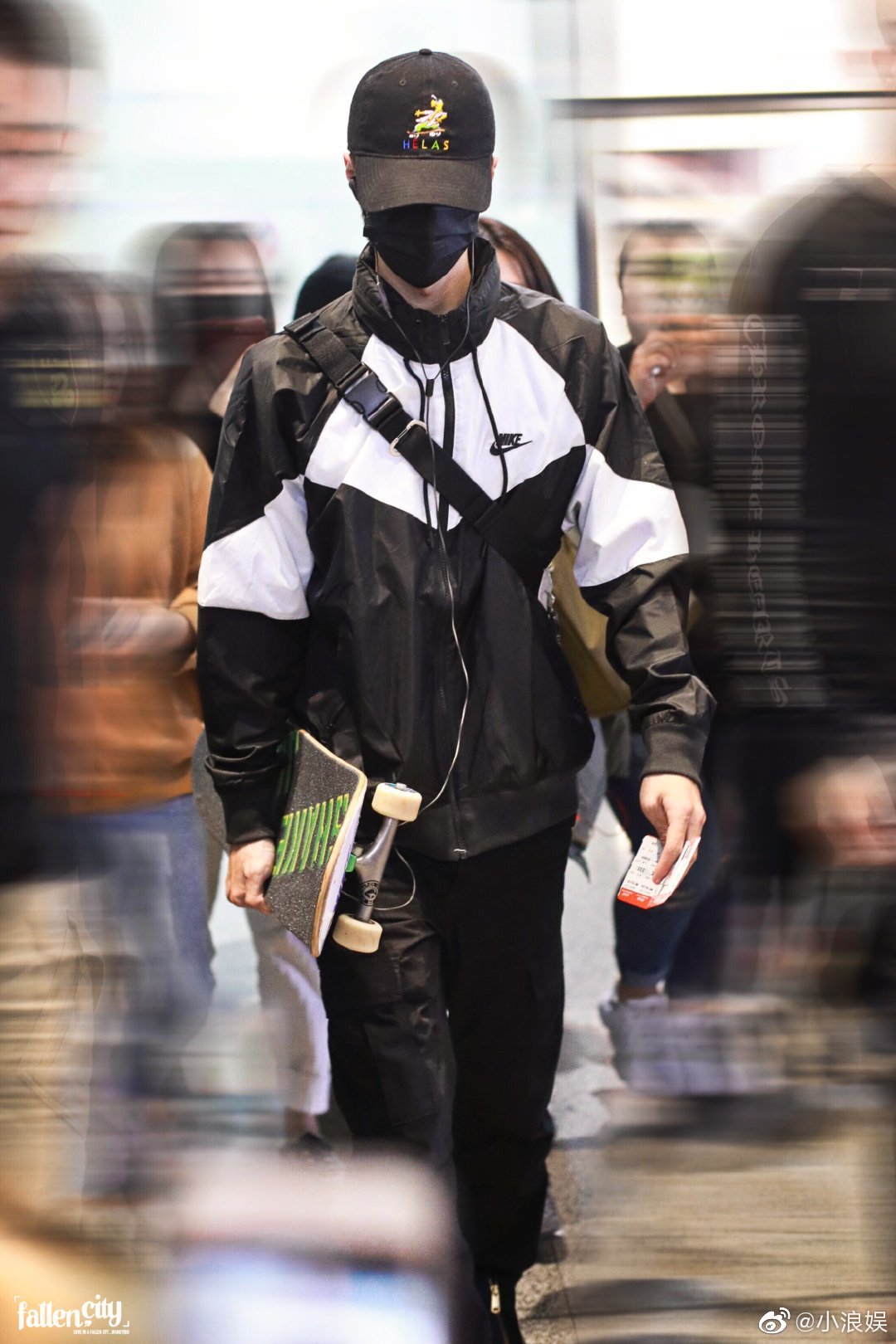 王一博机场饭拍,依旧是滑板不离手的酷盖,不愧是你!_高清图集_新浪网