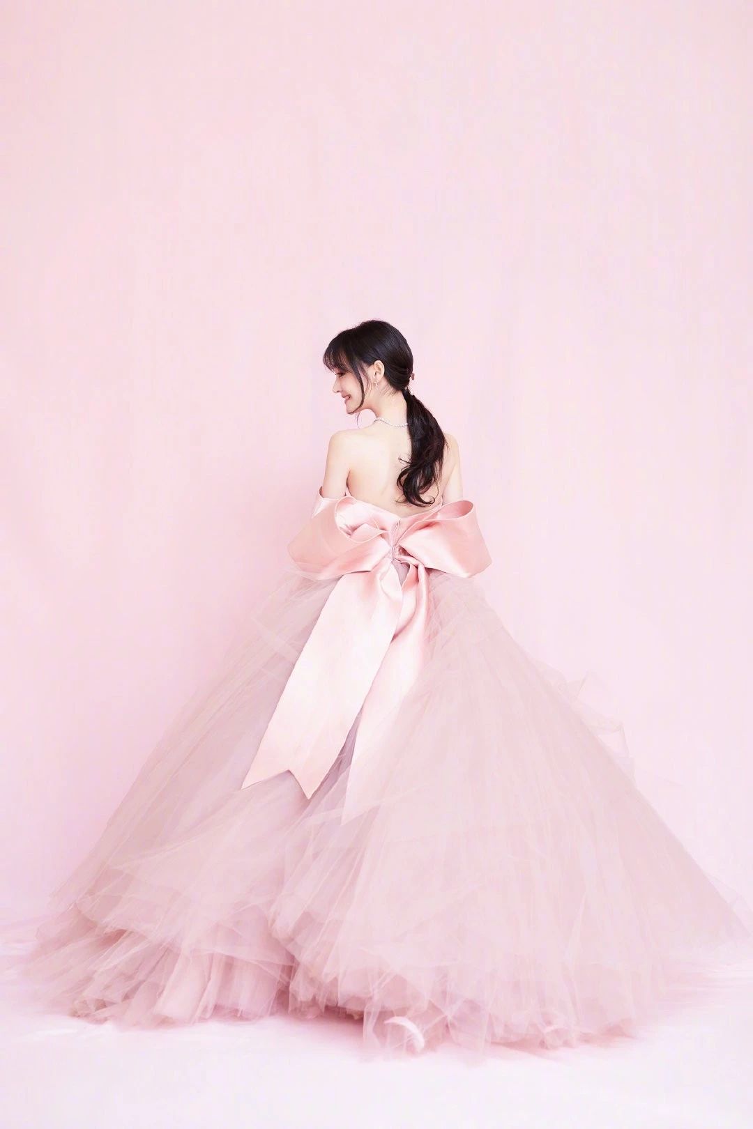 井柏然王嘉尔组“年糕组合”，UNINE现场发红包，这届爱豆超纲了