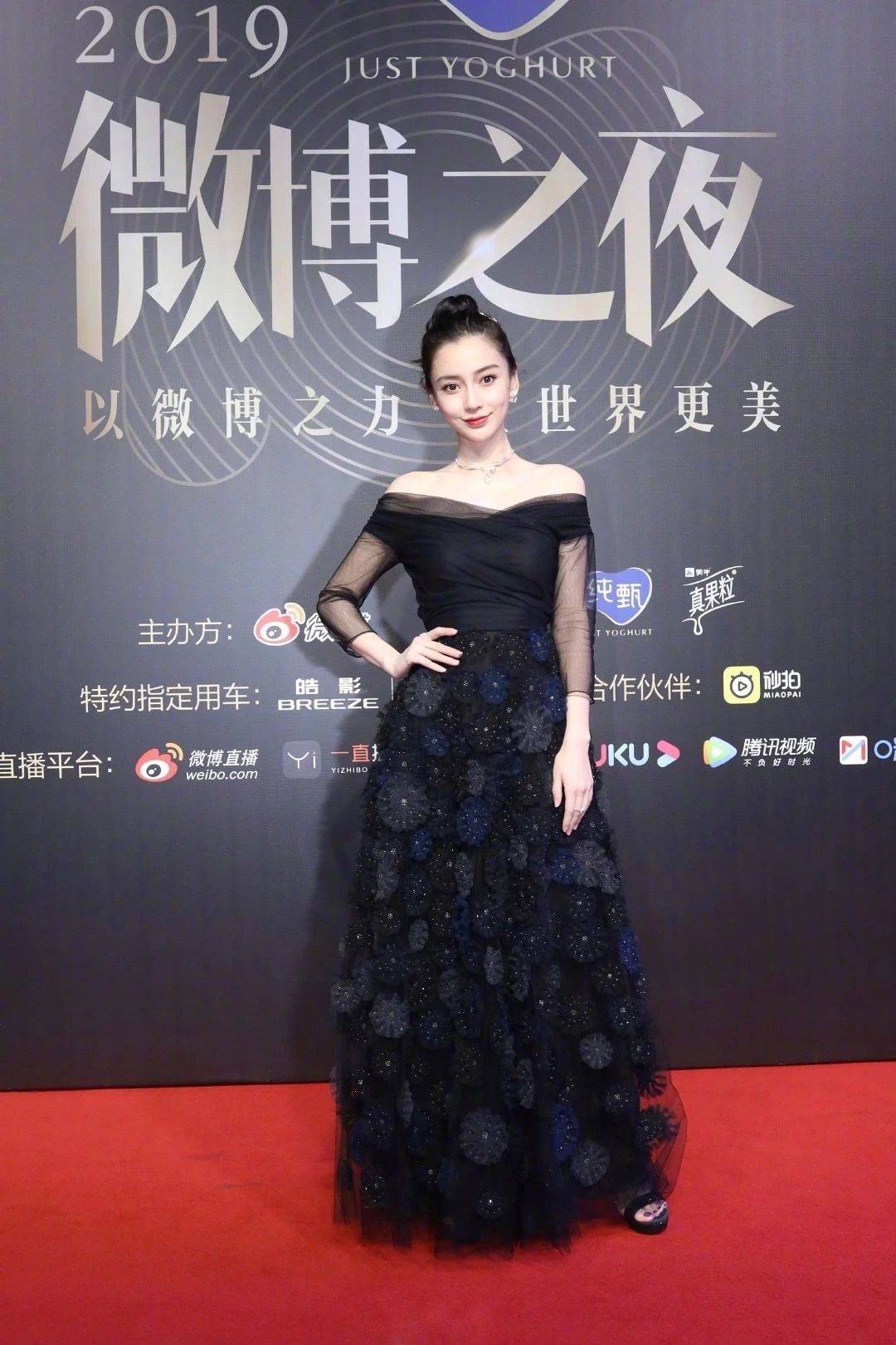 井柏然王嘉尔组“年糕组合”，UNINE现场发红包，这届爱豆超纲了