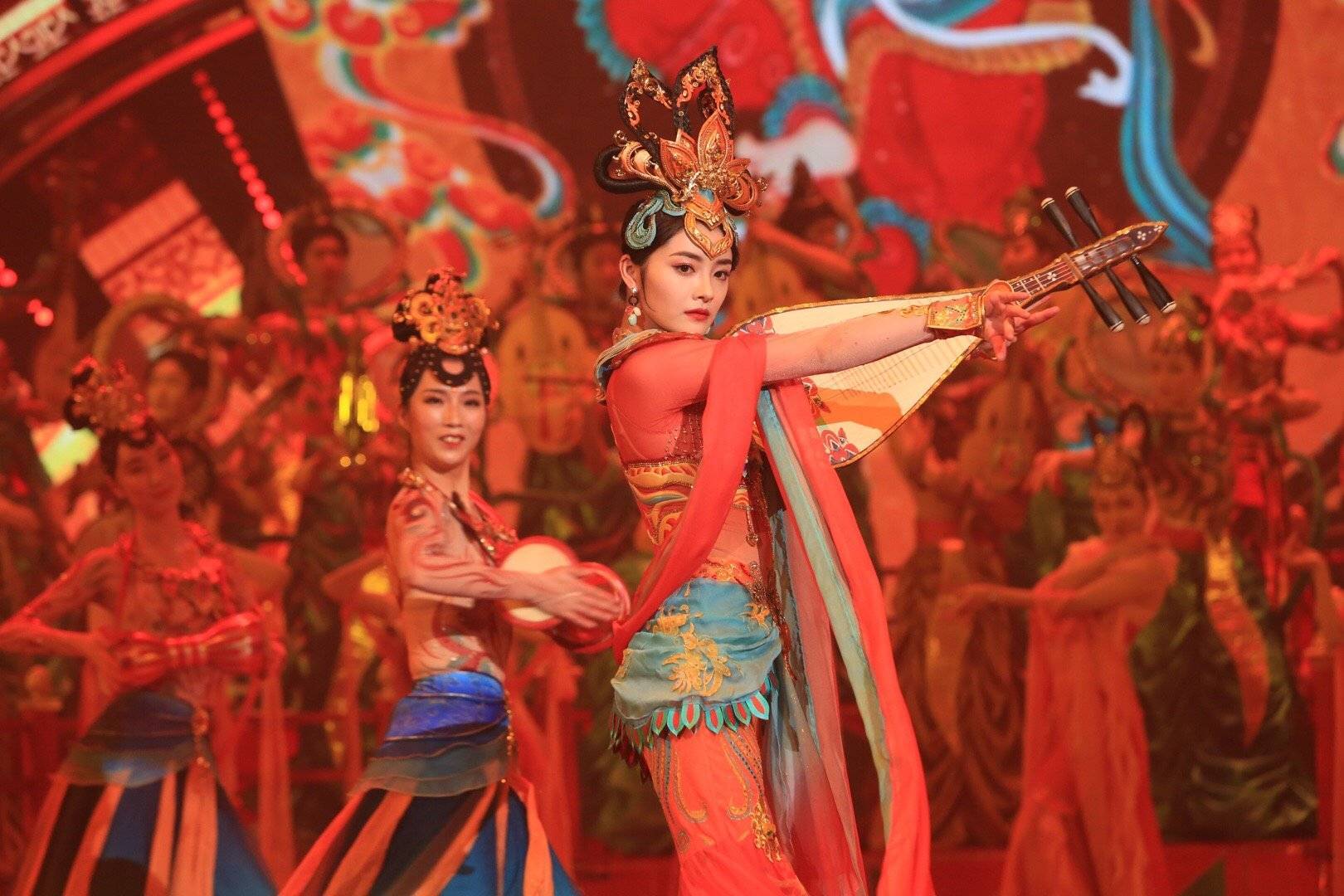 湖南卫视小年夜春晚现场小沈龙成了王一博周洁琼撞脸杨幂