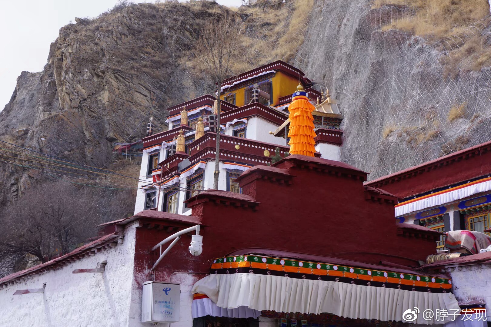 拉萨鲁普岩寺,位于药王山岩壁上的千年古寺.庙虽不大,却来头不小