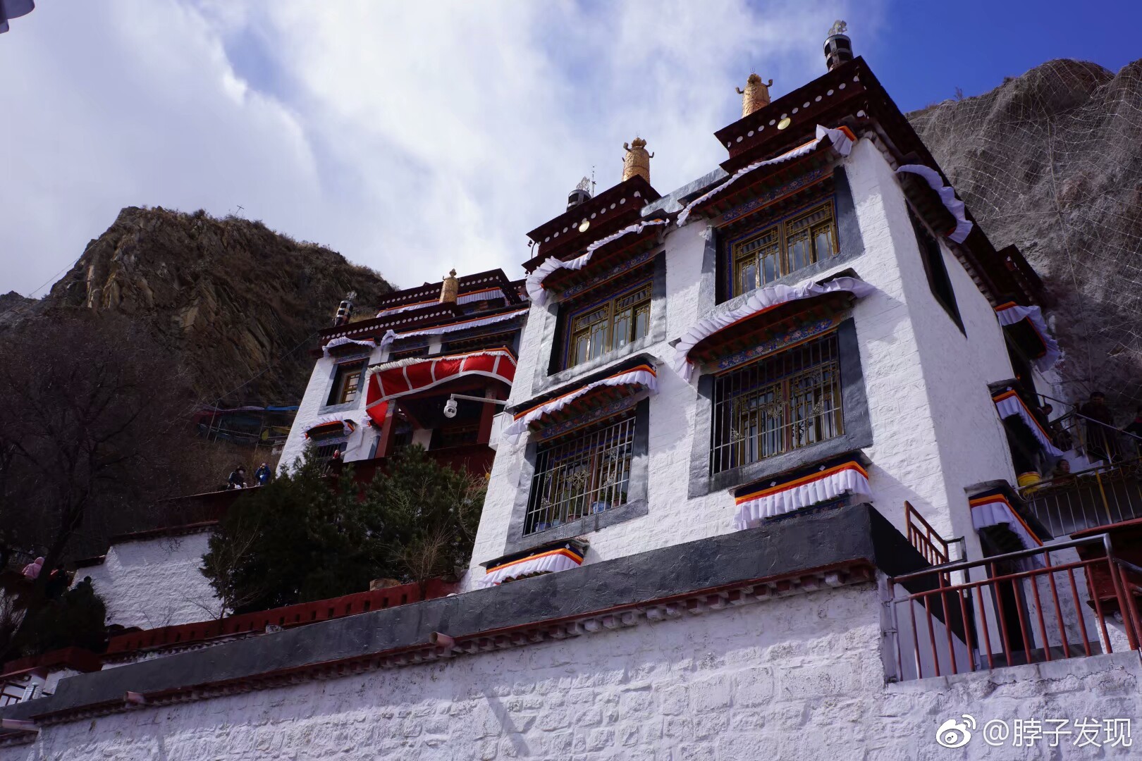 拉萨鲁普岩寺,位于药王山岩壁上的千年古寺.庙虽不大,却来头不小