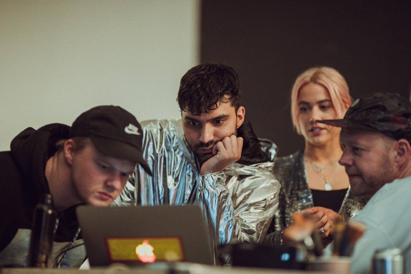 r3hab携手julie bergan合作新单《dont give up on me now》官方mv幕