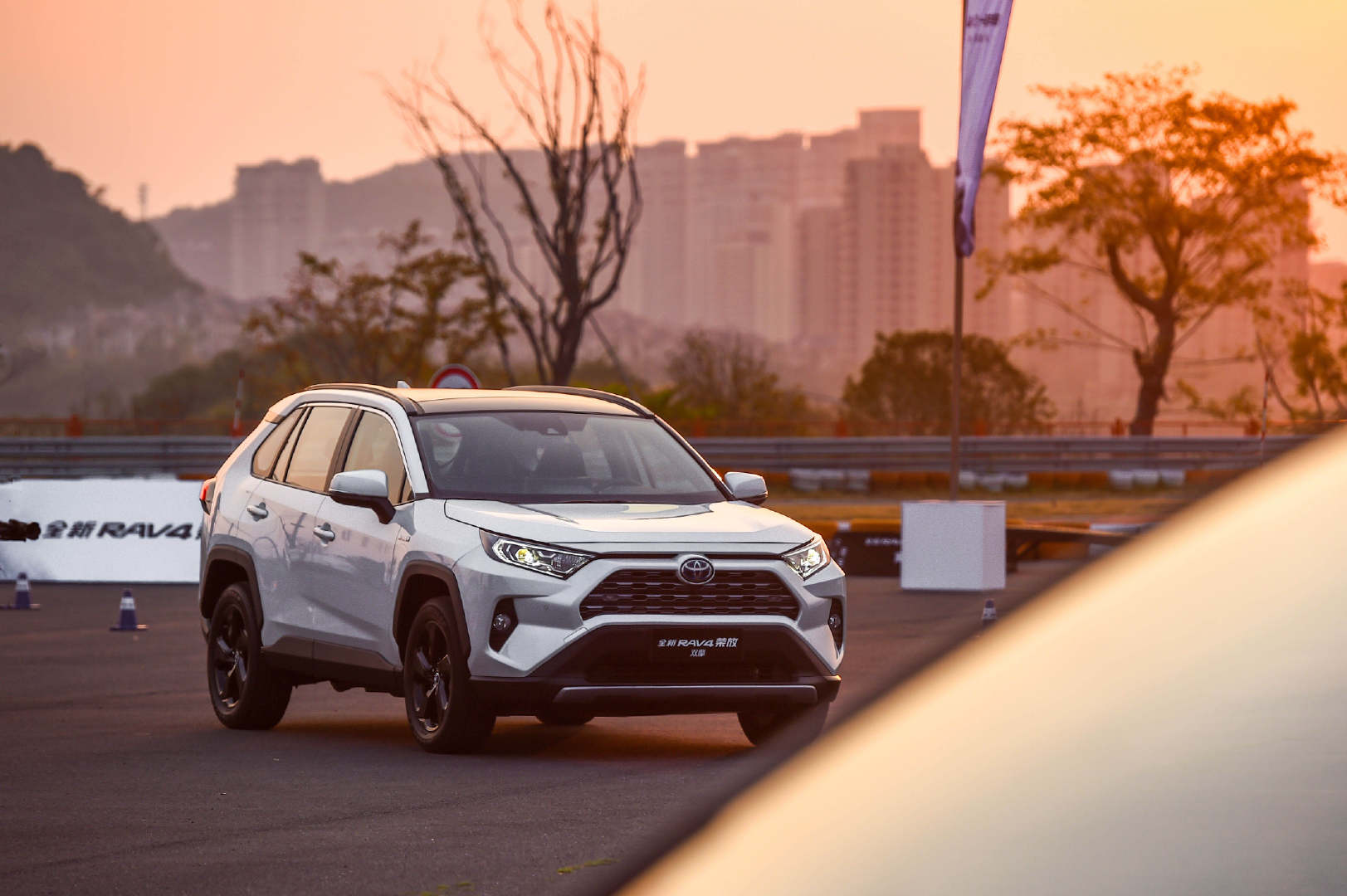 一汽丰田官方微博 全新rav4荣放,"cross octagon"造型主题,ga-k超燃