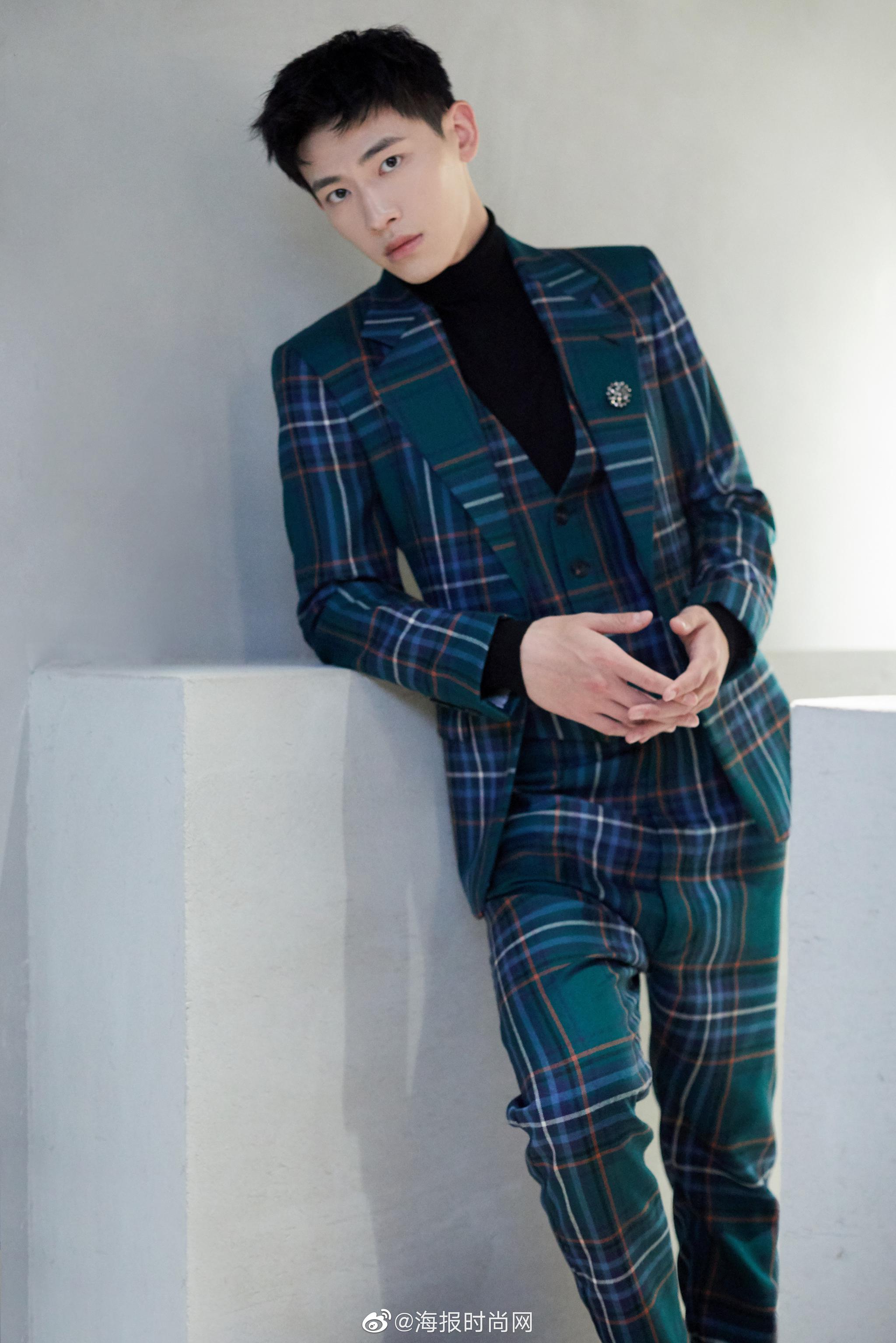 辛云来 今日出席北京慈善活动,获"向善艺人奖",深绿色格纹套装