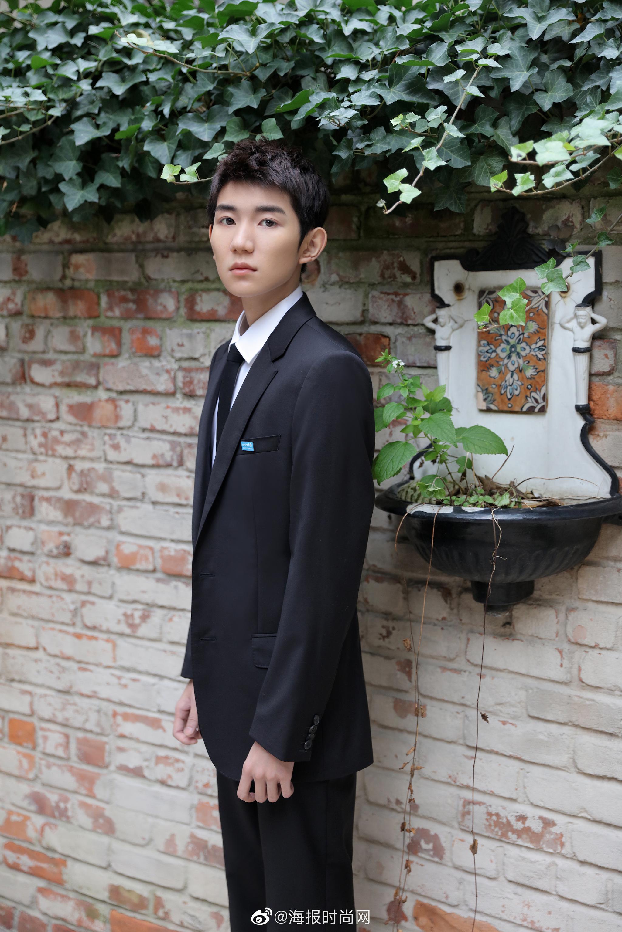 tfboys-王源 身穿boss 经典款黑色西装套装成熟绅士