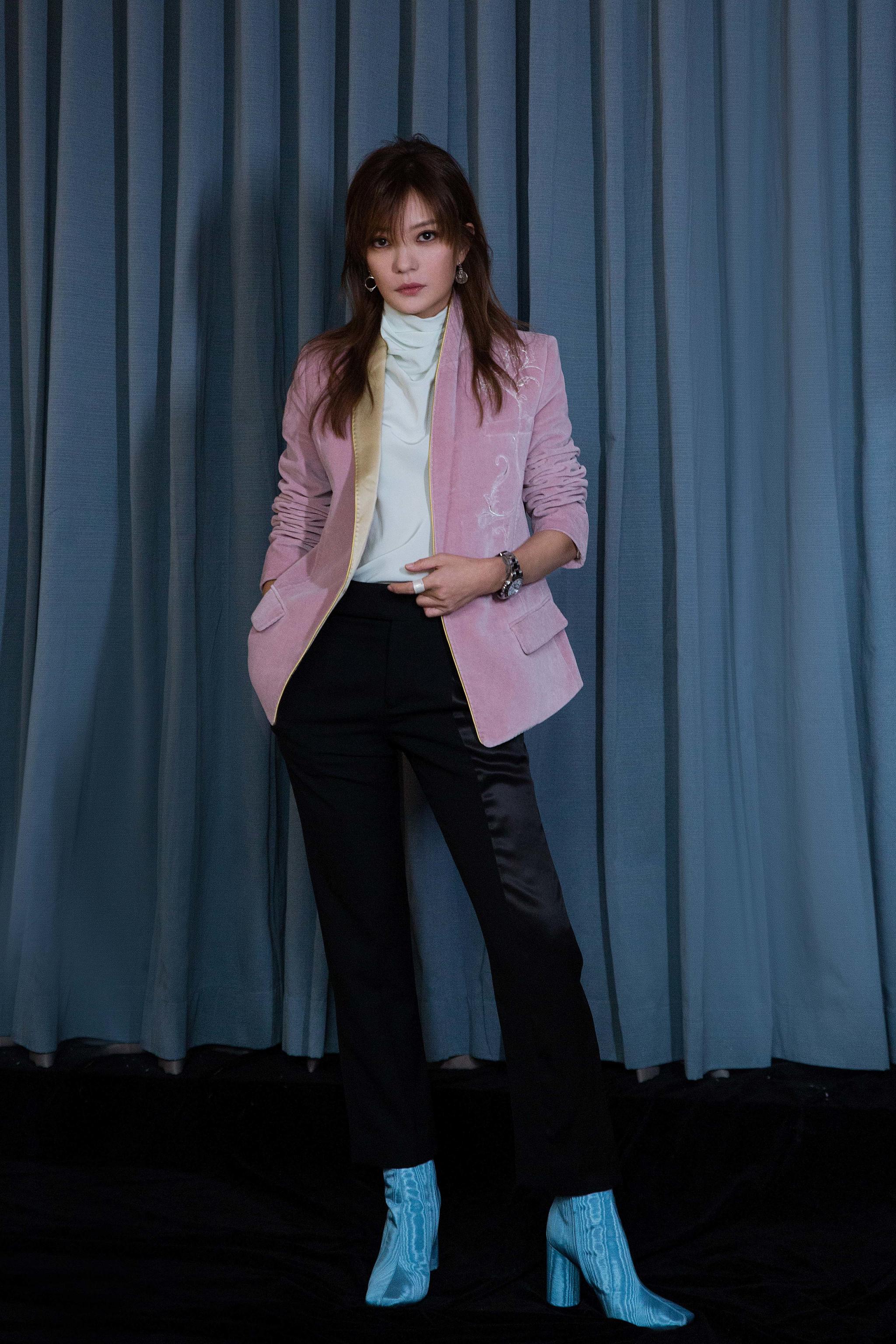 赵薇内搭巧穿守护冬日温暖赵薇西装造型大气温柔