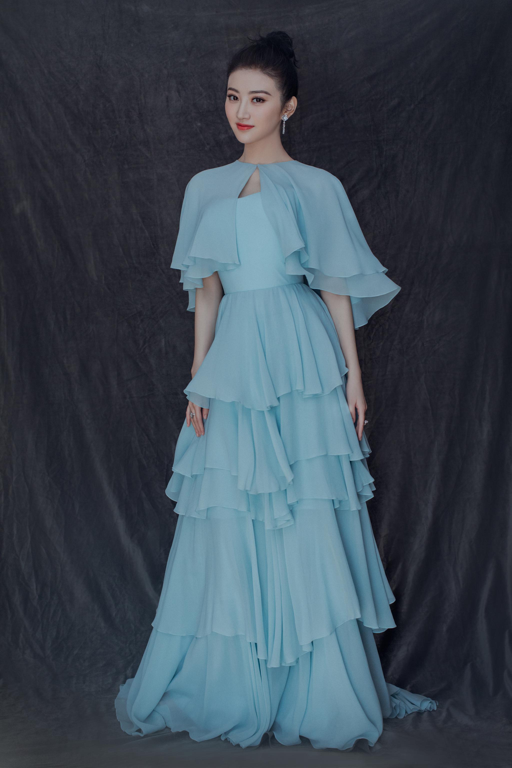 一袭ulyanasergeenko水蓝色飘逸长裙端庄优雅落落大方