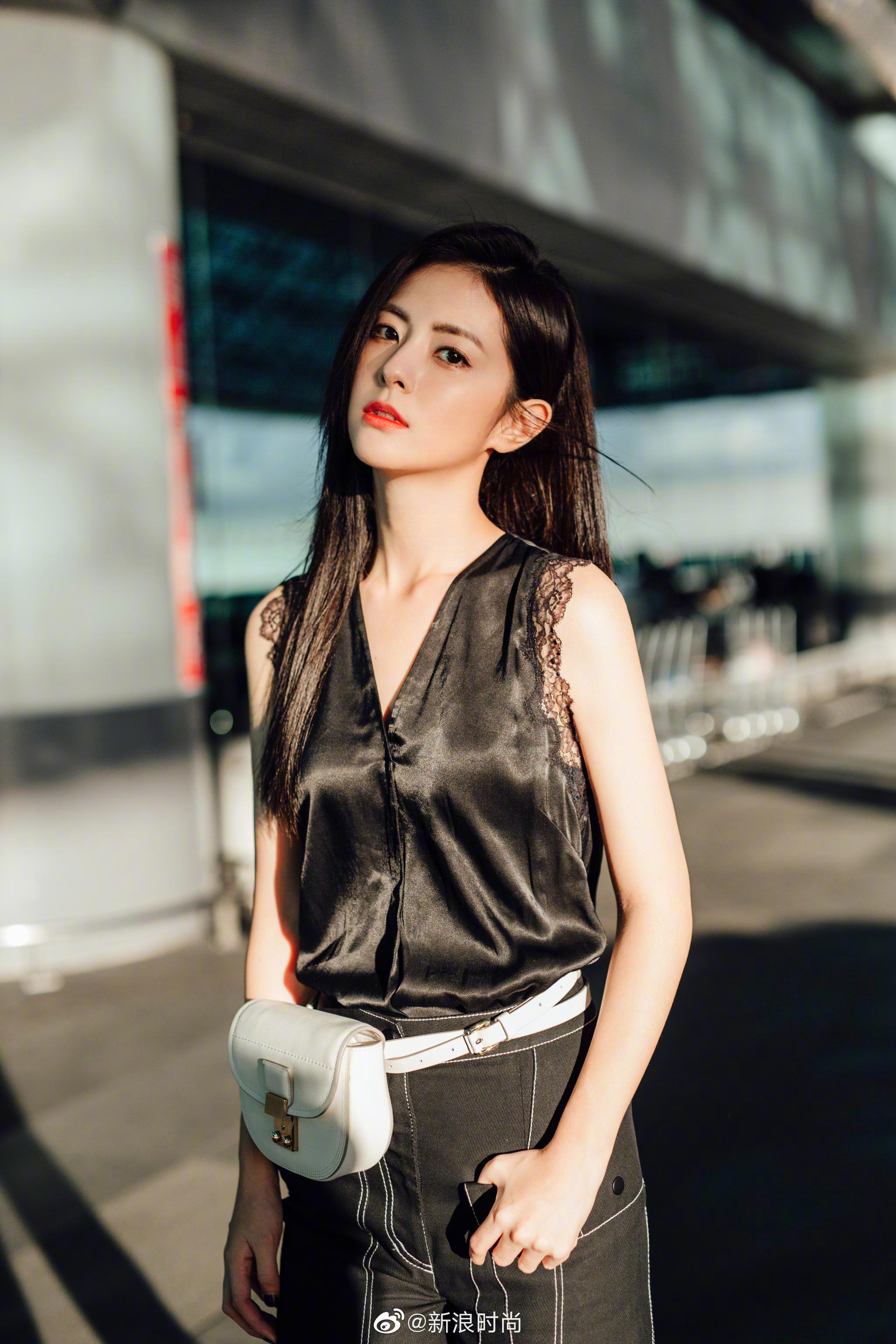 容容任容萱 现身台北机场出发前往纽约