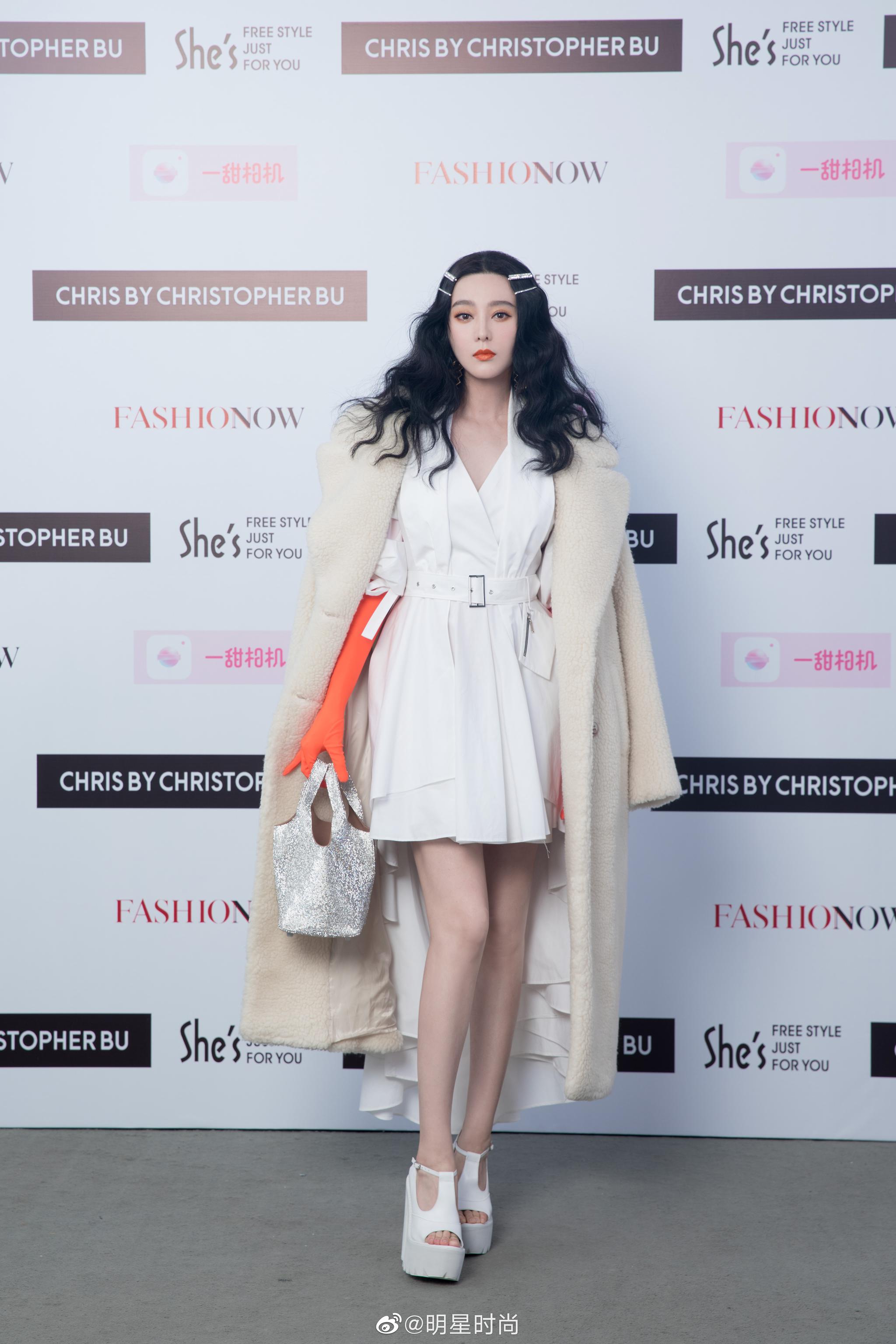 范冰冰一身白色收腰衬衫连衣裙出席秀场看秀