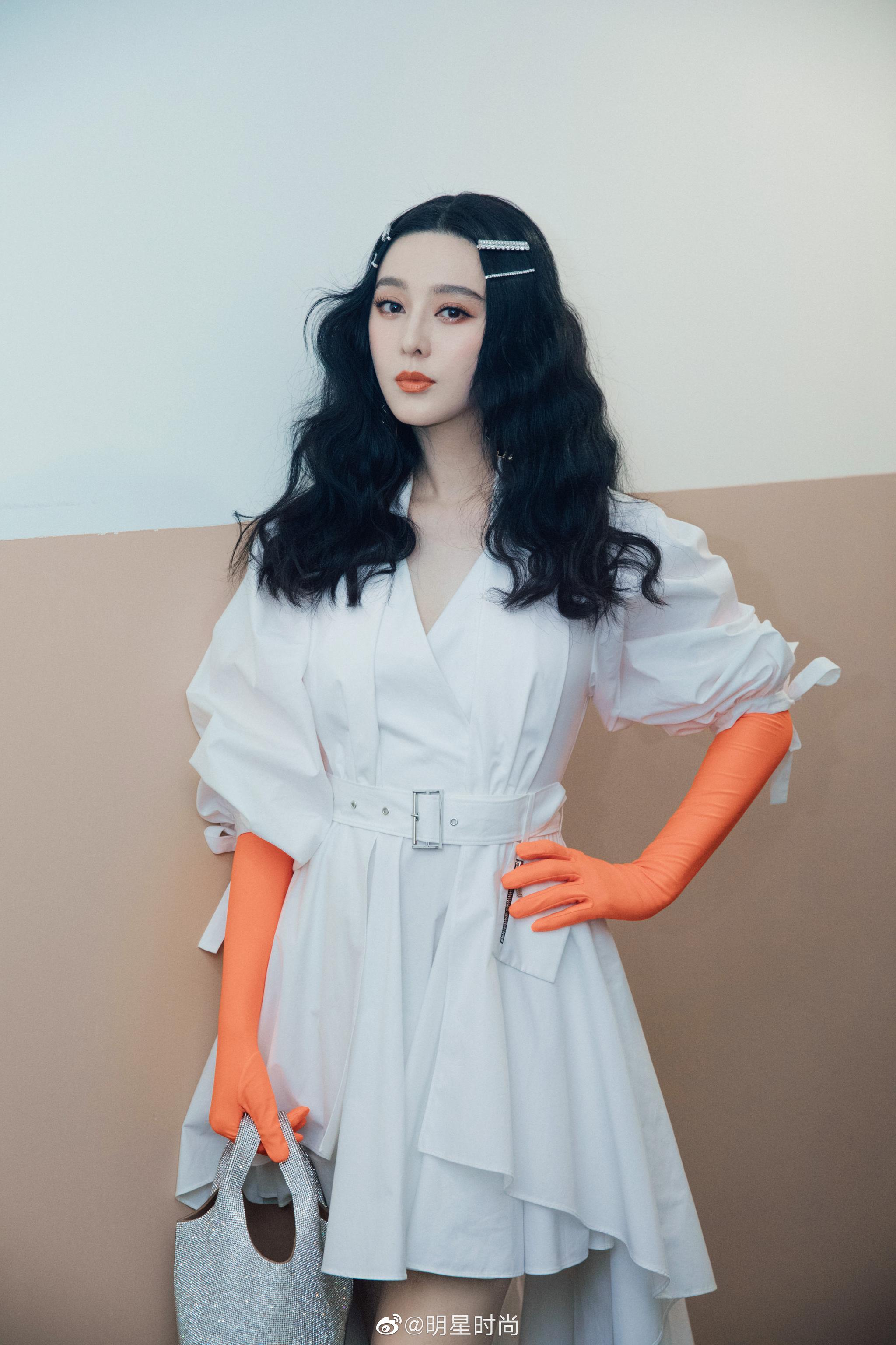 范冰冰一身白色收腰衬衫连衣裙出席秀场看秀