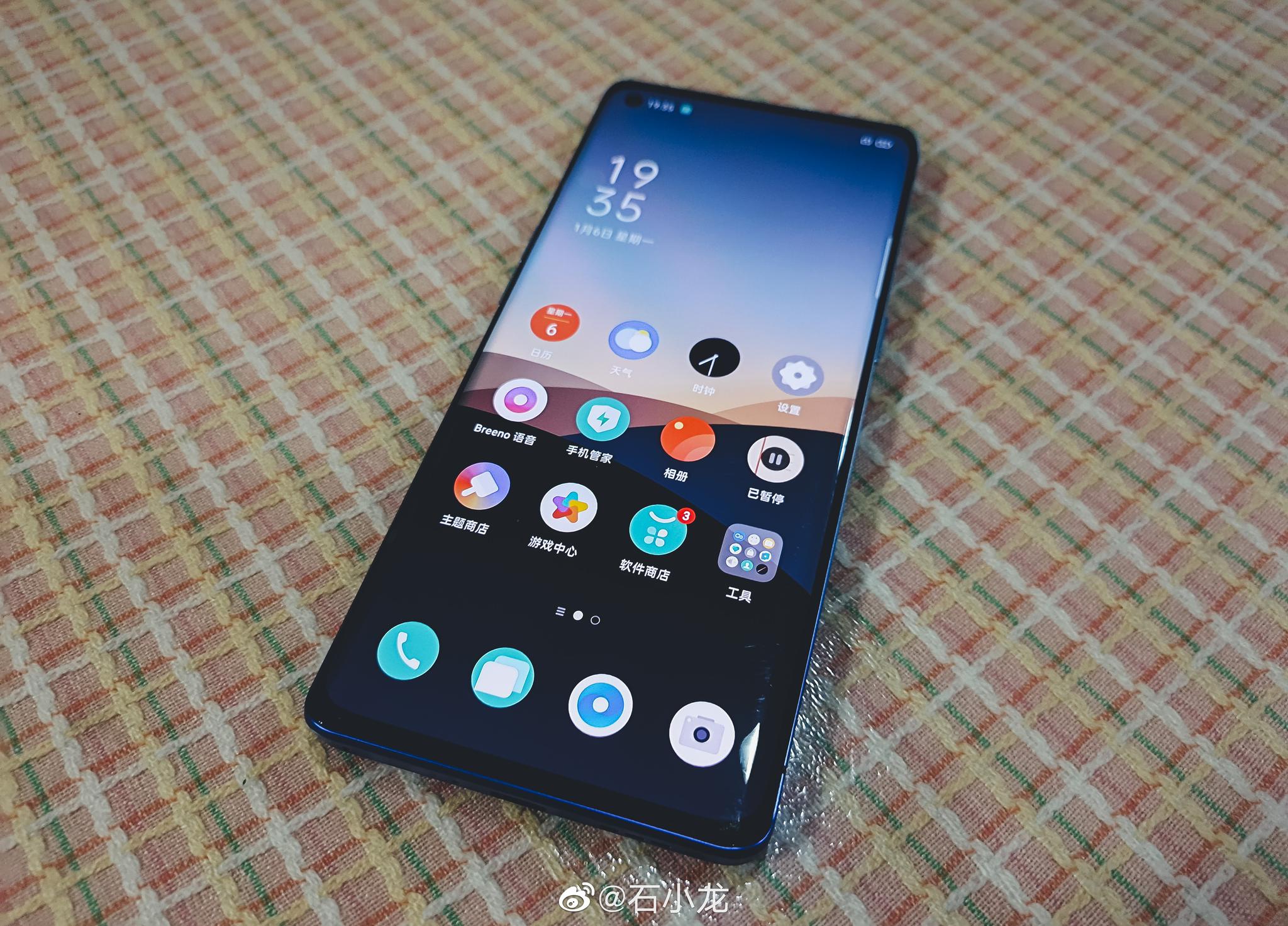 这是我目前见过的最薄的手机握在手里像卡片一样完全没什么重量