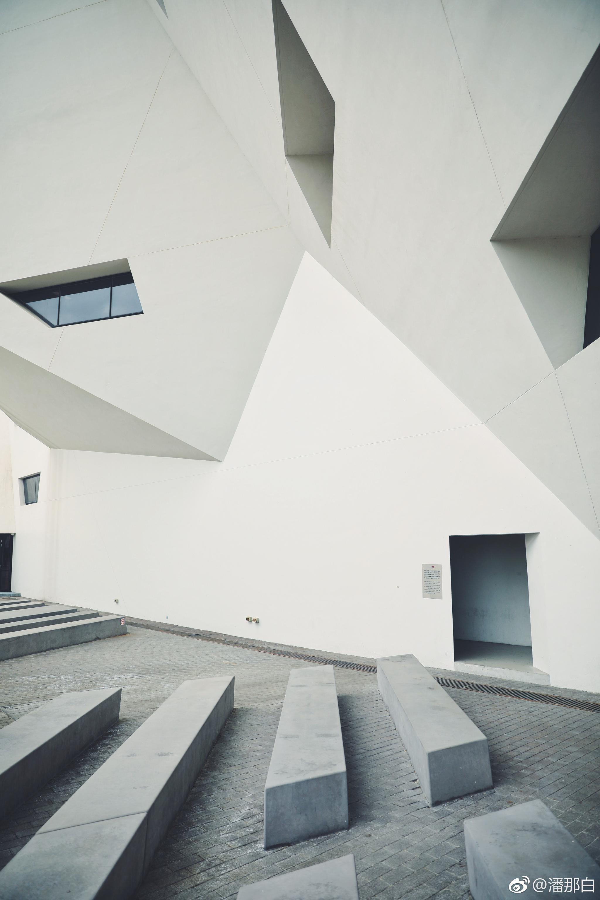 香港城市大学的邵逸夫创意媒体中心是美国著名解构主义建筑是daniell